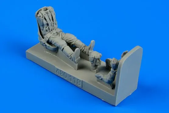 Soviet Fighter Pilot WWII with seat for La-5/7 1:48