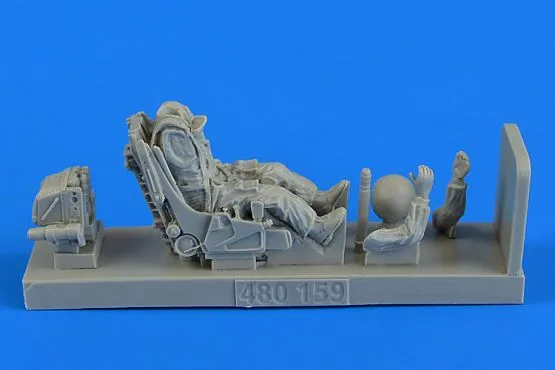 Soviet Su-27 Flanker pilot in ejection seat 1:48