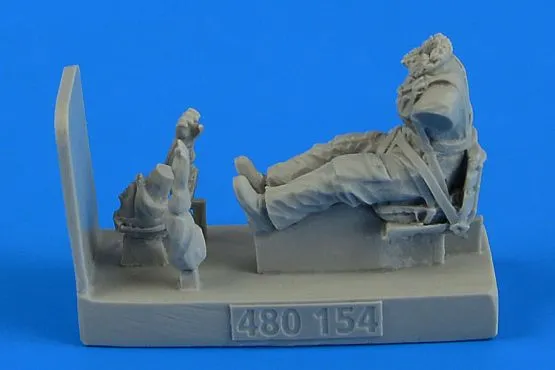 Soviet Woman Pilot WWII with seat for Po-2 1:48