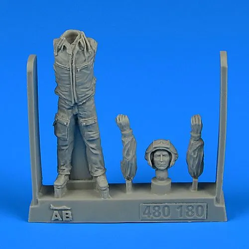 Soviet Moder Fighter Pilot with HUD 1:48