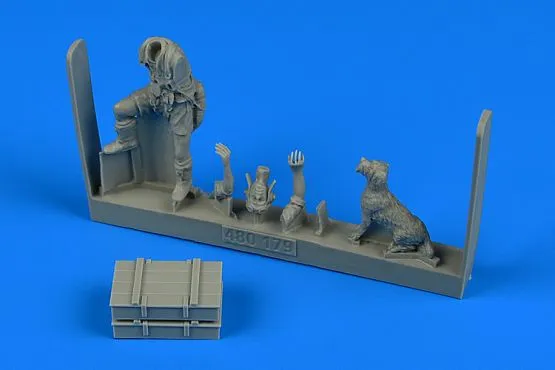 Middle East Allied Pilot WWII with dog 1:48