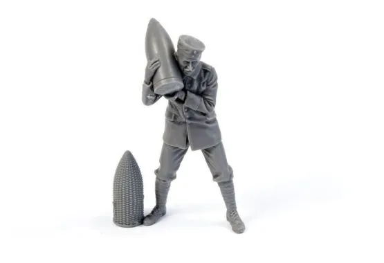 German WWI Minenwerfer Crewmember Loading Shell 1:35