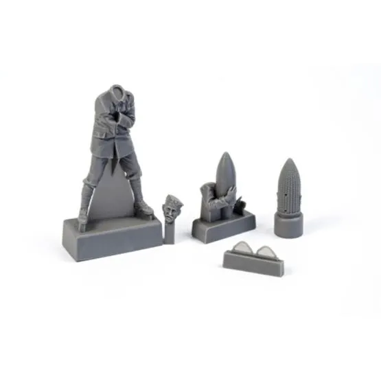 German WWI Minenwerfer Crewmember Loading Shell 1:35