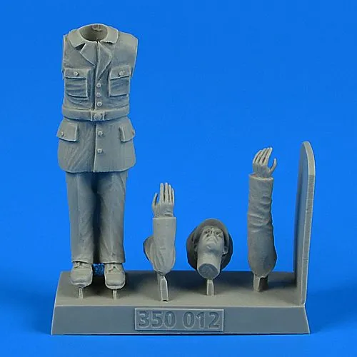 Kriegsmarine WWII Ceremony - Officer set.2 1:35 Kriegsmarine WWII Ceremony - Officer set.2 1:35
