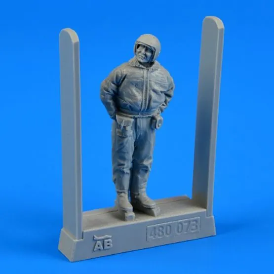 Soviet air force fighter pilot - winter suit 1:48