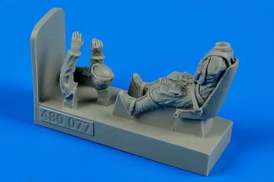 German WWII Luftwaffe pilot with seat for Bf 109E 1:48