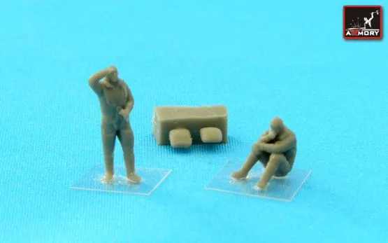 RAF WWII crewmen in high altitude outfit - Set c 1:144