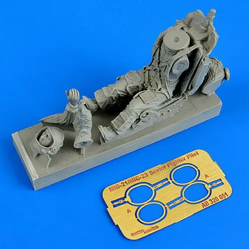Soviet MiG-21,23 fighter pilot with ejection seat 1:32
