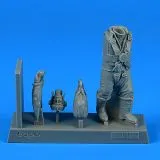 RAF WWII Bomber Pilot with bag 1:32