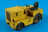 DMC Logan T-40 USAF tow tractor 1:32