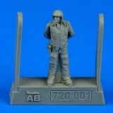 Soviet air force fighter pilot - winter suit 1:72