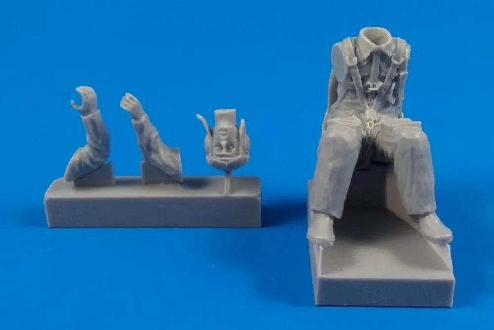 Italian Fiat G-50 Sitting Pilot WWII 1:32