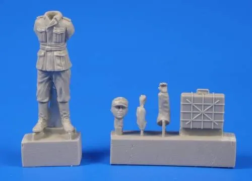 Germann WWII Soldier with Grenade Case 1:48