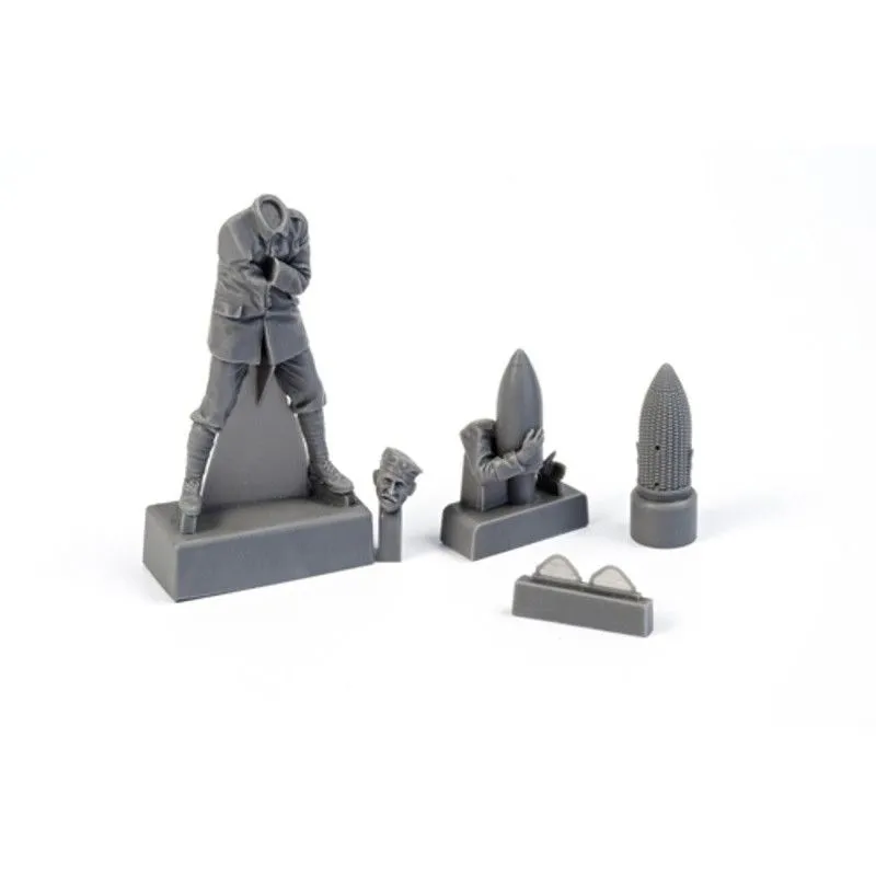 German WWI Minenwerfer Crewmember Loading Shell 1:35