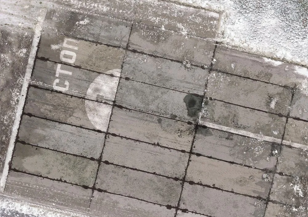 Russian PAG-Type Taxiway Winter Version w/ Blast Wall 1:48