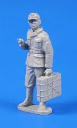 Germann WWII Soldier with Grenade Case 1:48