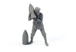 German WWI Minenwerfer Crewmember Loading Shell 1:35