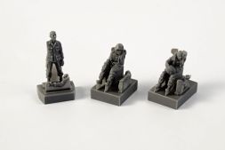 AH-1 Sitting pilots and ground crew 1:72
