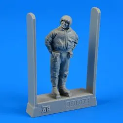 Soviet air force fighter pilot - winter suit 1:48