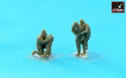 RAF WWII crewmen in high altitude outfit - Set B 1:144